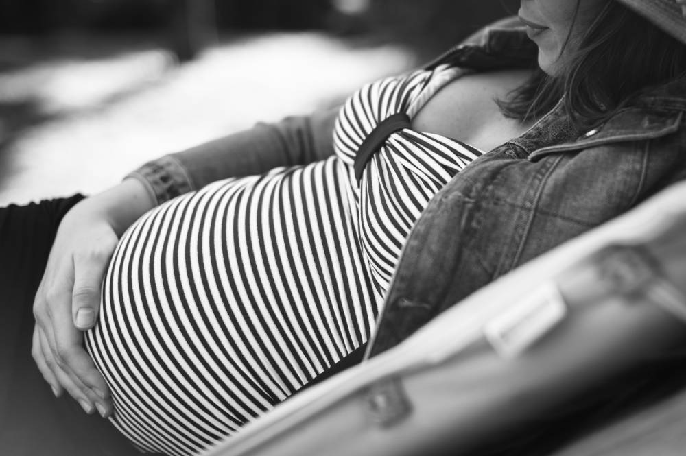 Photo du ventre d'une femme enceinte en t-shirt rayé prise par Florence Martin photographe professionnelle dans le Var et les Alpes Maritimes