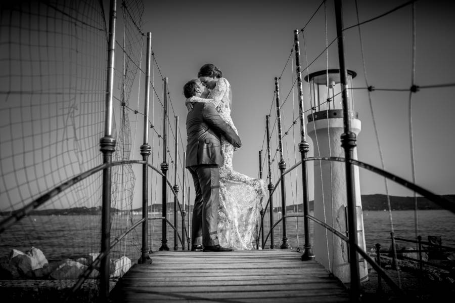 GROUPE-COUPLE-mariage-caroline-sebastien-304 photo des mariés sur un ponton pris par photographe professionnel de mariage