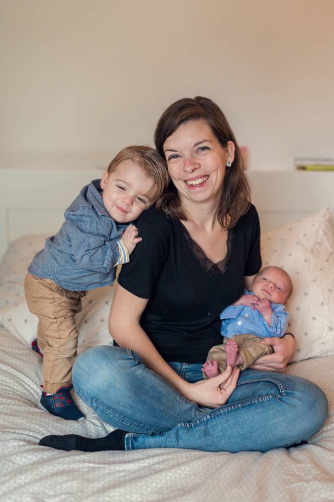 Photo d'une maman qui tient son bébé dans les bras sont autre enfant lui fait un calin prise par Florence Martin photographe professionnelle dans le Var et les Alpes Maritimes
