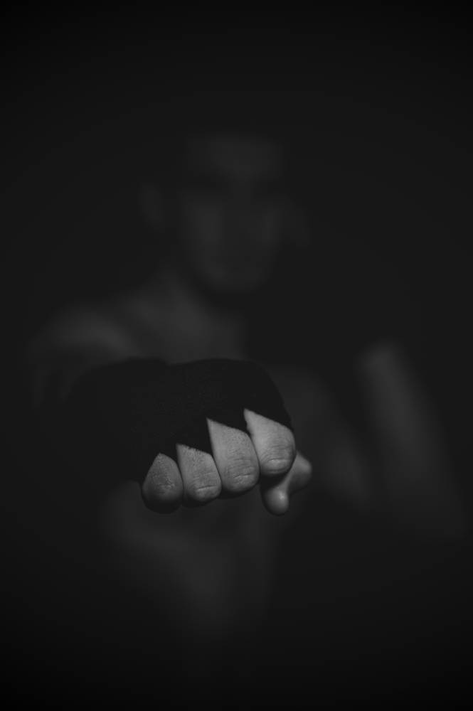 Photo sombre clair obscure du poing d'un homme, photo entreprise prise par Florence Martin, photographe professionnelle dans le Var et les Alpes Maritimes
