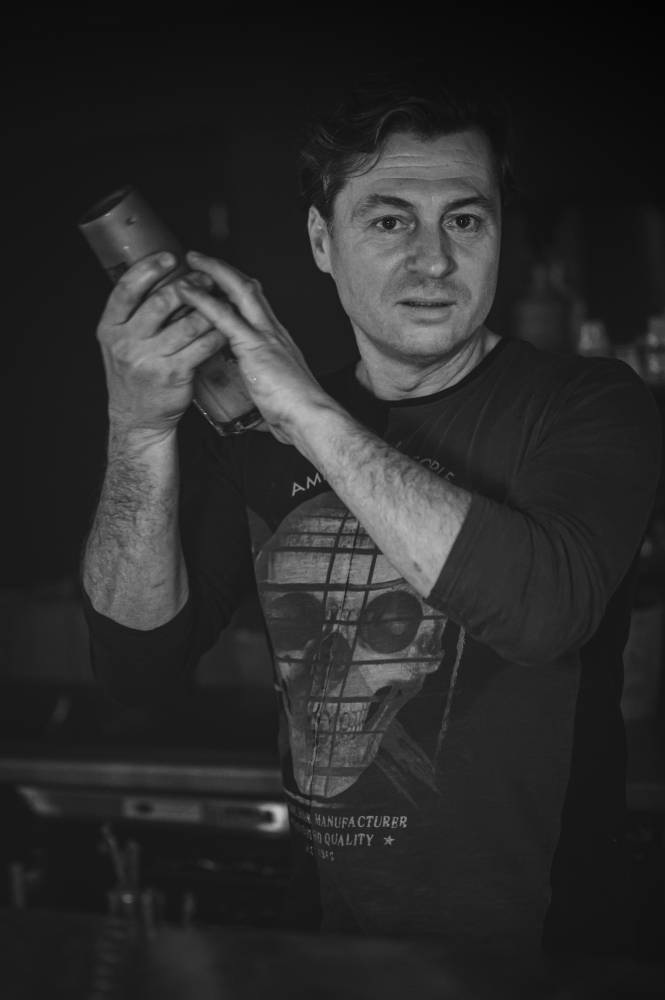 Barman en train de faire un cocktail dans un shaker, photo prise par Florence Martin photographe professionnelle dans le Var et les Alpes Maritimes