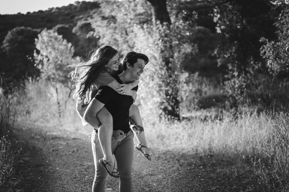 Photo d'un jeune homme qui porte une jeune femme sur son dos dans une forêt prise par Florence Martin photographe professionnelle dans le Var et les Alpes Maritimes